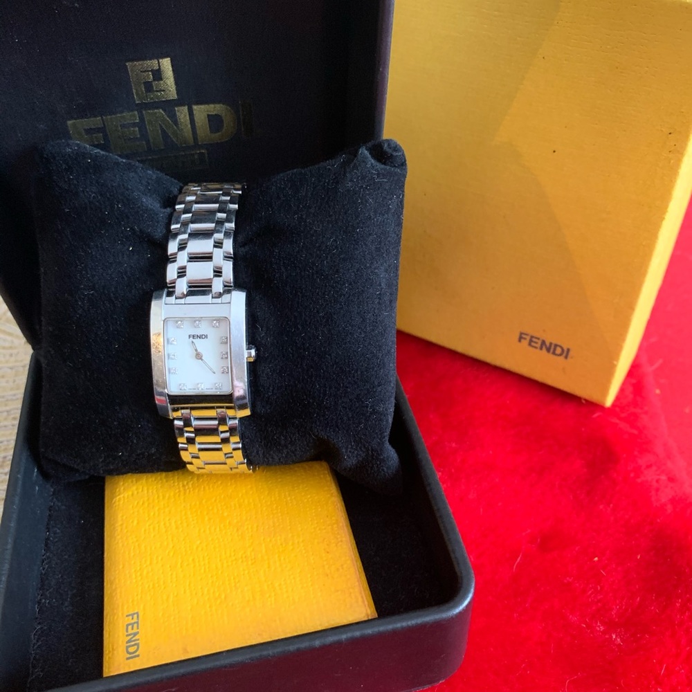 Pre-loved FENDI Classico 7000L watch w/ Mother of pearl face and 12pt diamonds.